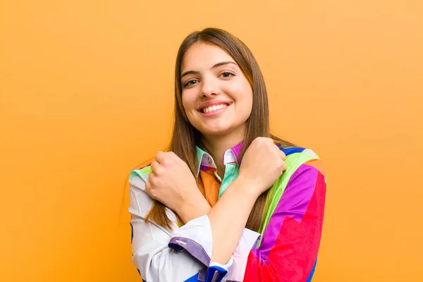 Genç Güzel Bir Kadın Sevinçle Gülümsüyor Kutluyor Yumruklarını Sımsıkı Kavrayıp — Stok fotoğraf