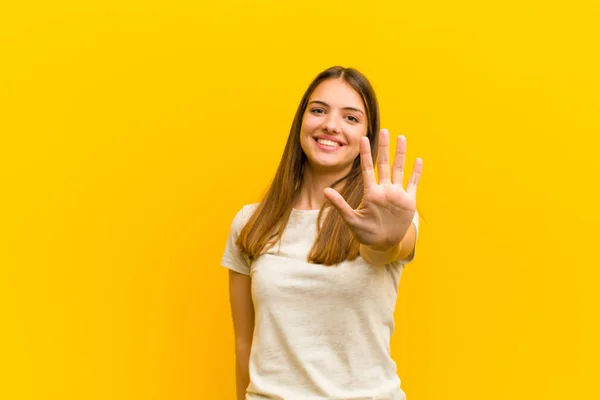 Jonge Mooie Vrouw Glimlachen Kijken Vriendelijk Tonen Nummer Vijf Vijfde — Stockfoto
