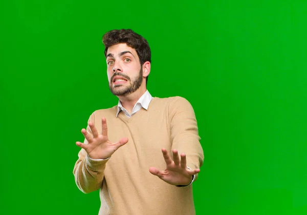 Junger Geschäftsmann Der Sich Betäubt Und Verängstigt Fühlt Aus Angst — Stockfoto