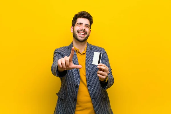 Joven guapo hombre contra naranja fondo — Foto de Stock