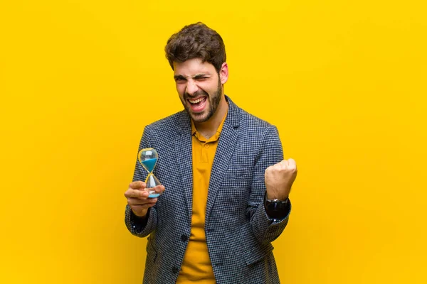 Jovem homem bonito contra fundo laranja — Fotografia de Stock