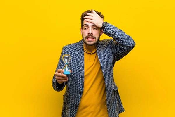 Jovem homem bonito contra fundo laranja — Fotografia de Stock