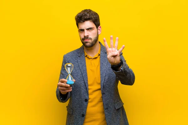 Jovem homem bonito contra fundo laranja — Fotografia de Stock