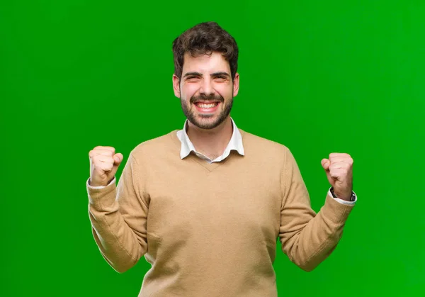 Jovem Empresário Sentindo Feliz Positivo Bem Sucedido Comemorando Vitória Realizações — Fotografia de Stock