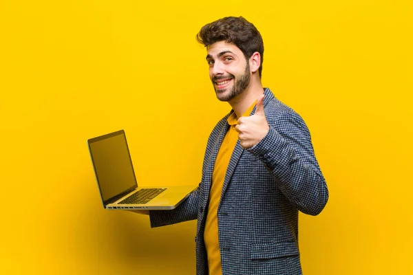 Junger schöner Mann mit Laptop vor orangefarbenem Hintergrund — Stockfoto
