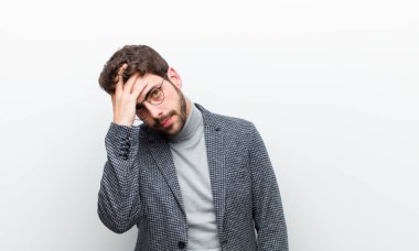 Genç yönetici, yorgun, sıkıcı ve sıkıcı bir görevin ardından sıkılmış, hayal kırıklığına uğramış ve uykulu hissediyor.