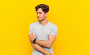  Üzgün, üzgün ya da kızgın hissediyorum ve olumsuz bir tavır takınıyorum, anlaşmazlık içinde kaşlarımı çatıyorum.