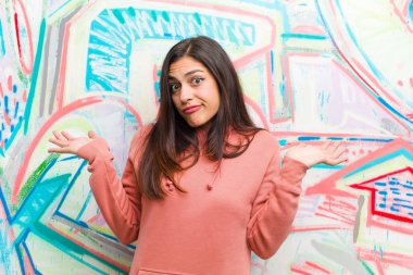 Kafası karışmış, kafası karışmış, şüpheci, farklı seçenekleri tartıyor ya da komik ifadelerle seçiyor. 