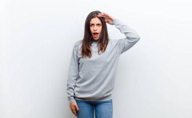 Genç ve güzel bir kadın mutlu görünüyor, şaşırmış ve şaşırmış, gülümsüyor ve inanılmaz ve inanılmaz iyi haberleri fark ediyor.