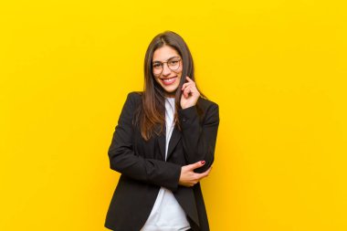 Genç, güzel bir kadın gülümsüyor, hayattan zevk alıyor, mutlu, arkadaş canlısı, tatmin olmuş ve tasasız.