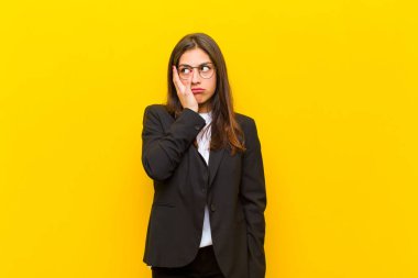 Genç, güzel bir kadın yorgun, sıkıcı ve sıkıcı bir görevin ardından sıkılmış, hayal kırıklığına uğramış ve uykulu hissediyor.