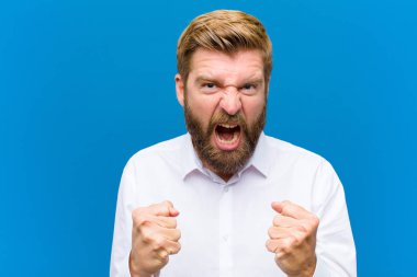 Sinirli, hayal kırıklığına uğramış, kızgın bakışlar ve sıkı yumruklarla bağırmak, öfkeli hissetmek.