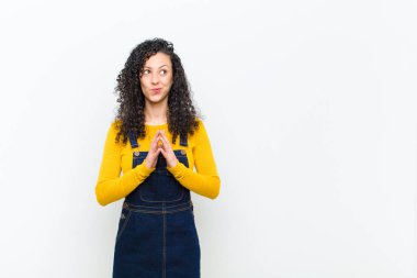 Genç, güzel bir kadın entrika çeviriyor, komplo kuruyor, sinsi hileler ve hileler yapıyor, beyaz duvara karşı kurnaz ve ihanet ediyor.