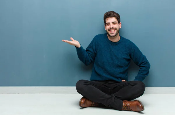 Junger Gutaussehender Mann Sitzt Lächelnd Auf Dem Boden Fühlt Sich — Stockfoto