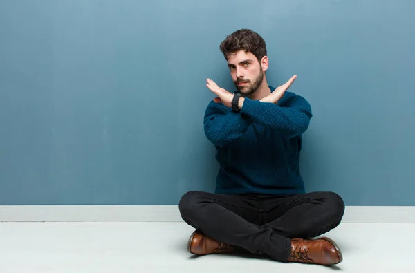 Jonge Knappe Man Zit Vloer Kijkt Geïrriteerd Ziek Van Houding — Stockfoto