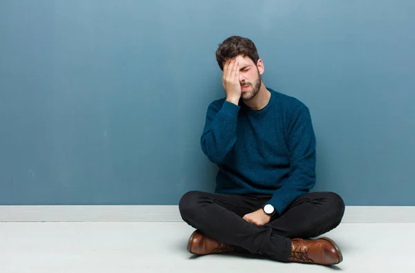 Ung Stilig Man Sitter Golvet Ser Sömnig Uttråkad Och Gäspning — Stockfoto