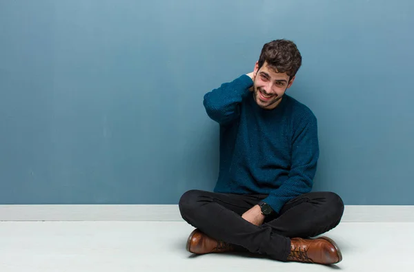 Νεαρός Όμορφος Άνδρας Κάθεται Στο Πάτωμα Γελώντας Χαρούμενα Και Αυτοπεποίθηση — Φωτογραφία Αρχείου