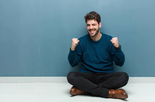 Junger Gutaussehender Mann Der Glücklich Positiv Und Erfolgreich Auf Dem — Stockfoto