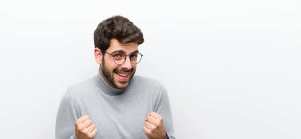 Jonge Manager Man Voelt Zich Geschokt Opgewonden Gelukkig Lachen Vieren — Stockfoto