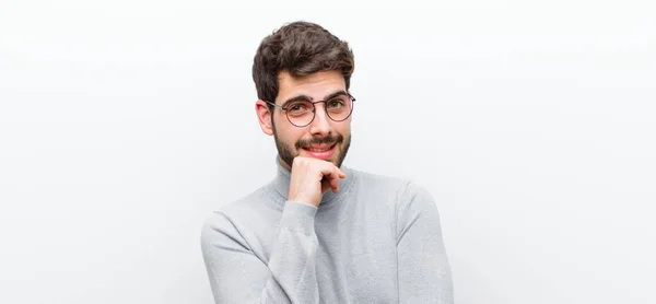 Genç Yönetici Mutlu Görünüyor Gülümsüyor Merak Ediyor Soru Soruyor Beyaz — Stok fotoğraf