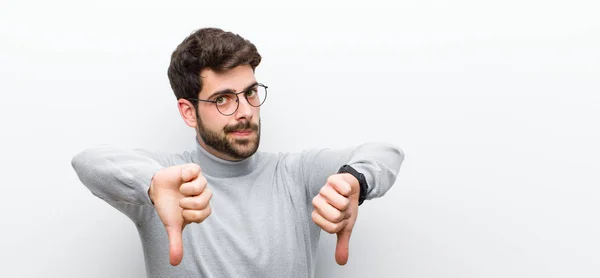 Jonge Manager Man Kijkt Verdrietig Teleurgesteld Boos Duimen Naar Beneden — Stockfoto