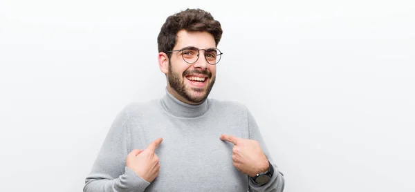 Jovem Gerente Homem Sentindo Feliz Surpreso Orgulhoso Apontando Para Mesmo — Fotografia de Stock