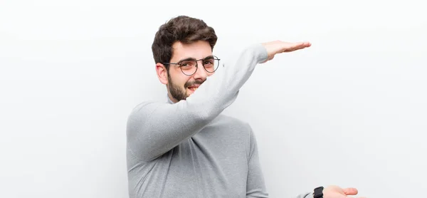 Joven Gerente Hombre Sonriendo Sintiéndose Feliz Positivo Satisfecho Sosteniendo Mostrando — Foto de Stock