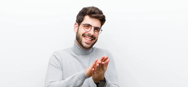 Joven Gerente Hombre Sintiéndose Feliz Exitoso Sonriendo Aplaudiendo Las Manos — Foto de Stock