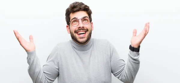 Jonge Manager Man Zich Gelukkig Verbaasd Gelukkig Verrast Vieren Overwinning — Stockfoto