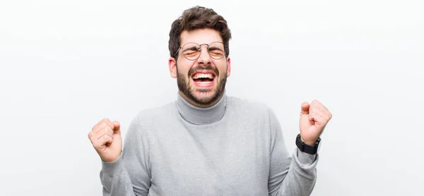 Junger Manager Der Äußerst Glücklich Und Überrascht Wirkt Erfolg Feiert — Stockfoto