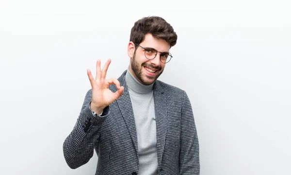 Νεαρός Διευθυντής Άνθρωπος Αισθάνεται Επιτυχημένος Και Ικανοποιημένος Χαμογελώντας Στόμα Ορθάνοιχτο — Φωτογραφία Αρχείου