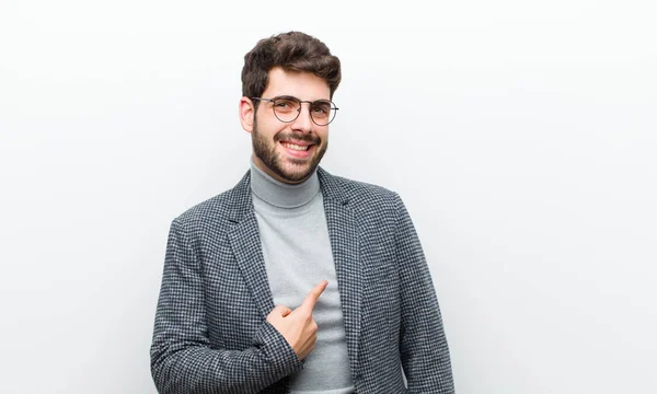 Jonge Manager Man Zoek Trots Zelfverzekerd Gelukkig Glimlachend Wijzend Naar — Stockfoto