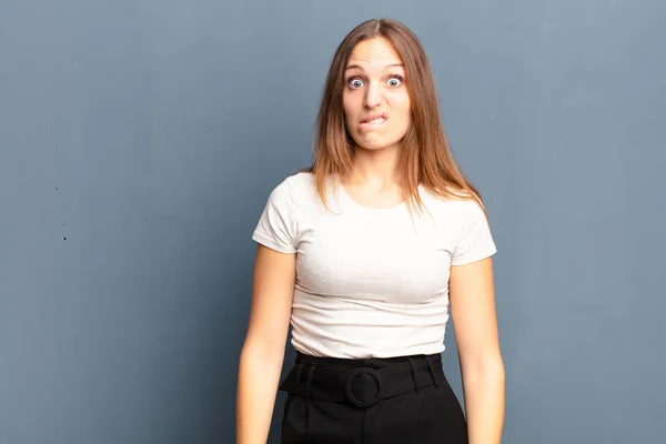 Giovane Bella Donna Sentendosi Indiscreta Confusa Incerta Quale Opzione Scegliere — Foto Stock