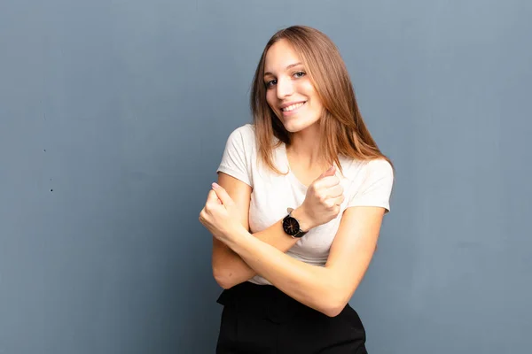 Joven Bonita Mujer Sonriendo Alegremente Celebrando Con Los Puños Apretados — Foto de Stock