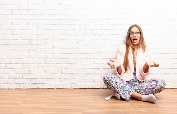 Junge Hübsche Frau Mit Offenem Mund Und Erstaunt Schockiert Und — Stockfoto