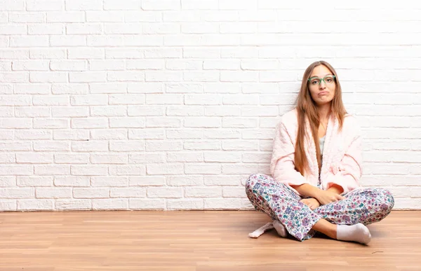 Jonge Mooie Vrouw Voelt Zich Verdrietig Zeurderig Met Een Ongelukkige — Stockfoto