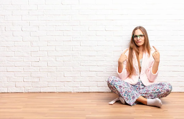 Giovane Bella Donna Con Cattivo Atteggiamento Guardando Orgoglioso Aggressivo Puntando — Foto Stock