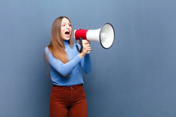 Jeune Jolie Femme Avec Mégaphone Contre Mur Bleu Avec Espace — Photo