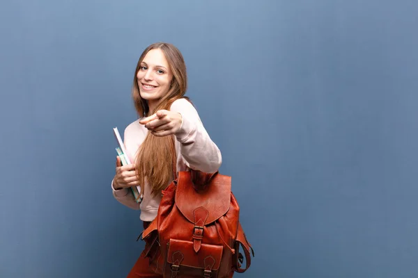 Joven Bonita Estudiante Mujer Con Libros Bolsa Contra Pared Azul — Foto de Stock