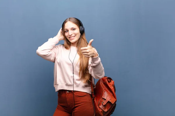 Joven Bonita Mujer Contra Pared Azul Con Espacio Copia — Foto de Stock