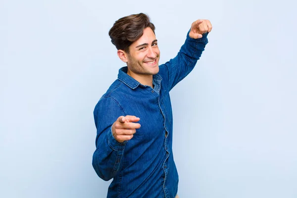 Jovem Bonito Homem Sentindo Feliz Confiante Apontando Para Câmera Com — Fotografia de Stock