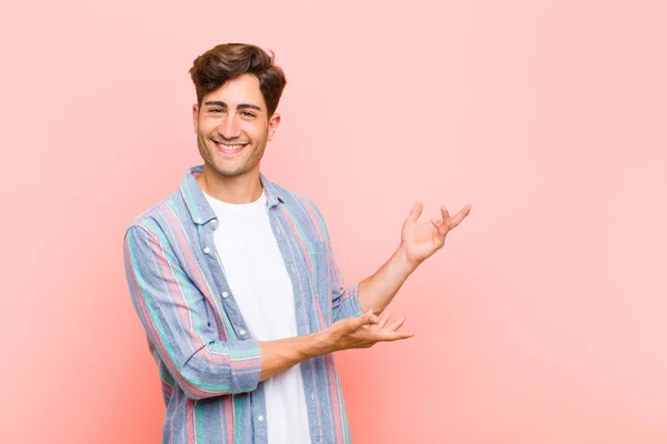 Jonge Knappe Man Glimlachen Trots Vol Vertrouwen Zich Gelukkig Tevreden — Stockfoto