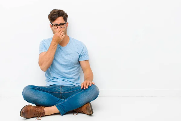 Ung Stilig Man Känner Äcklad Hålla Näsan För Att Undvika — Stockfoto