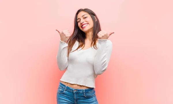 Joven Bonita Mujer Sonriendo Alegremente Luciendo Feliz Sintiéndose Despreocupada Positiva —  Fotos de Stock