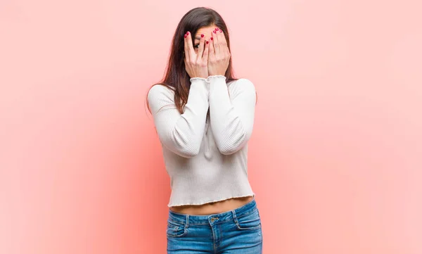 Jeune Jolie Femme Couvrant Visage Avec Les Mains Regardant Entre — Photo