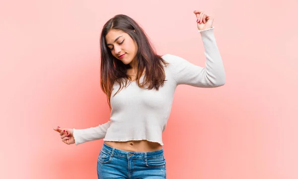 Giovane Bella Donna Sorridente Sentirsi Spensierata Rilassata Felice Ballare Ascoltare — Foto Stock