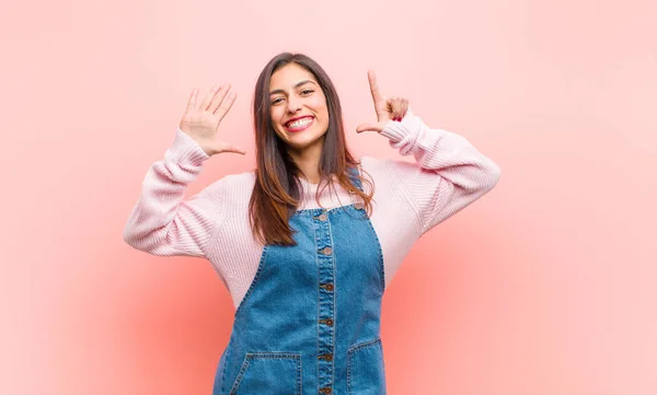 Jonge Mooie Vrouw Glimlachen Kijken Vriendelijk Tonen Nummer Zeven Zevende — Stockfoto