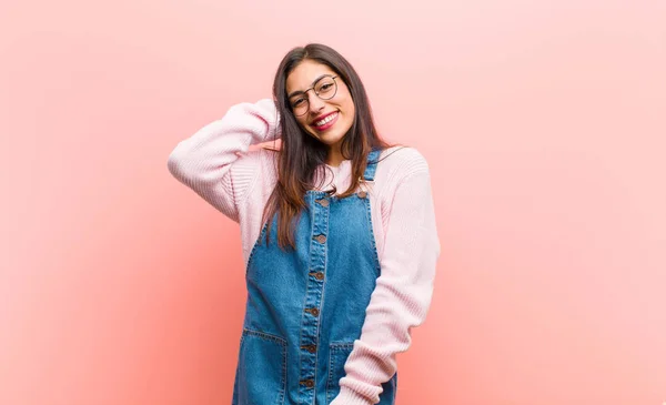 Joven Bonita Mujer Riendo Alegre Con Confianza Con Una Sonrisa —  Fotos de Stock