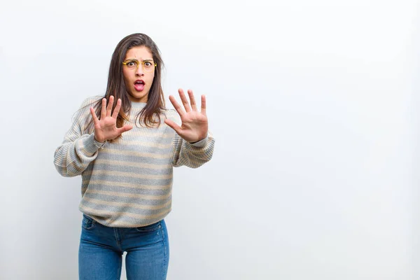 Joven Bonita Mujer Sintiéndose Aterrorizada Retrocediendo Gritando Horror Pánico Reaccionando — Foto de Stock