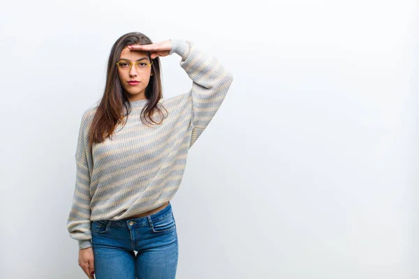 Joven Bonita Mujer Saludando Cámara Con Saludo Militar Acto Honor —  Fotos de Stock